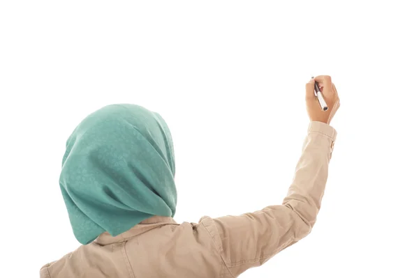 Vista posteriore della donna d'affari muslimah che scrive qualcosa su bianco — Foto Stock