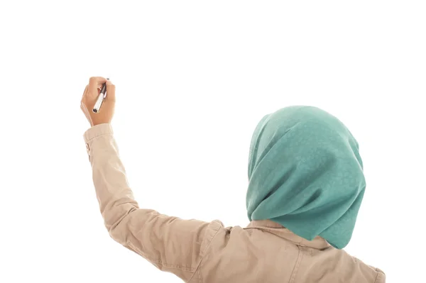 Rückseite der muslimischen Geschäftsfrau, die etwas auf Weiß schreibt — Stockfoto