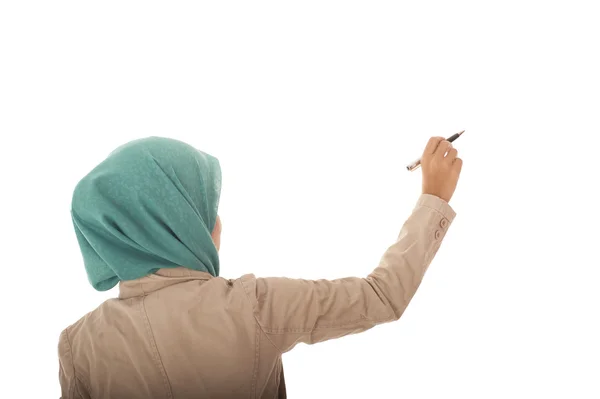 空白の壁に書くイスラム教徒婦人. — ストック写真