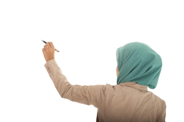 Muslimah mulher escrevendo na parede em branco . — Fotografia de Stock