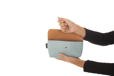 Kadın el beyaz arka plan üzerinde izole çanta para koymak