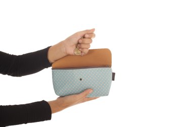 Kadın el beyaz arka plan üzerinde izole çanta para koymak