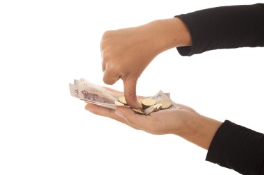 Kadın el beyaz arka plan üzerinde izole çanta para koymak