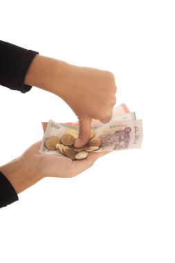 Kadın el beyaz arka plan üzerinde izole çanta para koymak