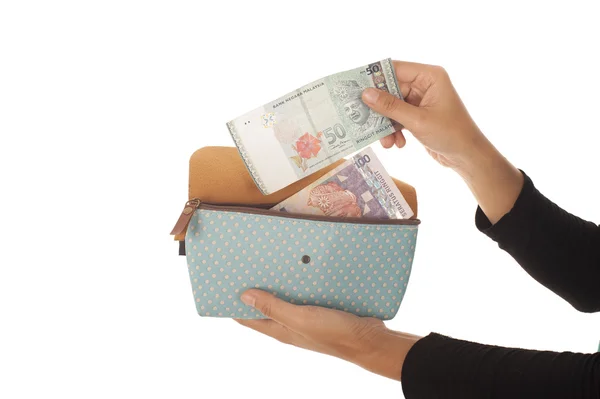Mujer mano poner dinero en bolso aislado sobre fondo blanco —  Fotos de Stock