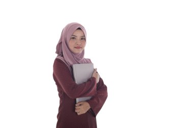 Genç çekici muslimah işkadını bir laptop tutar.