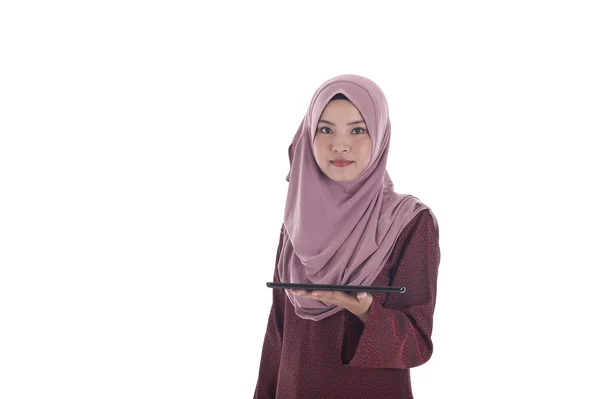 Tablet PC: n. Muslimah kvinna med digital tablet isolerad på — Stockfoto