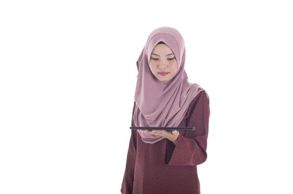 Computador tablet. Mulher Muslimah usando comprimido digital isolado em — Fotografia de Stock