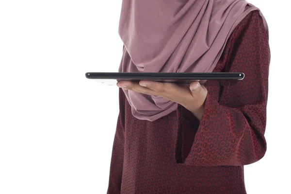 タブレット コンピューター。イスラム教徒の女性に分離されたデジタル タブレットを使用して — ストック写真