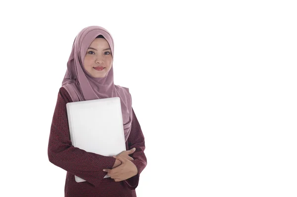 Young attractive muslimah businesswoman holds a laptop. — Stock Photo, Image