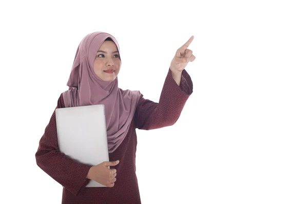 Joven atractiva mujer de negocios musulmana sostiene un ordenador portátil . —  Fotos de Stock