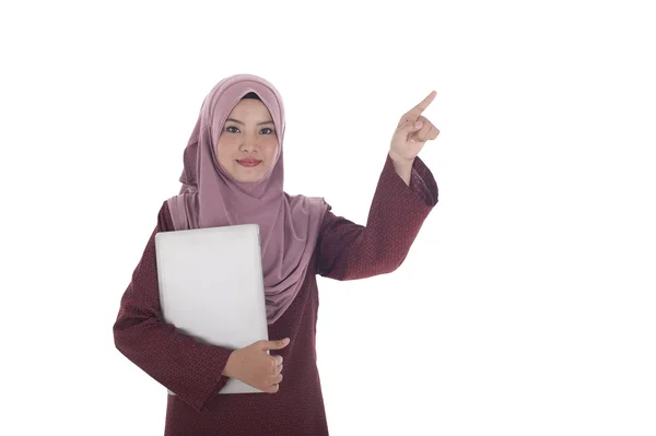 Jovem atraente muslimah empresária detém um laptop . — Fotografia de Stock
