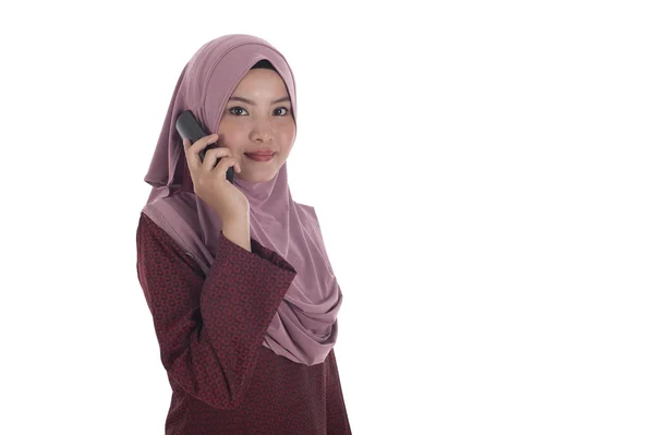 Perempuan pengusaha muslim muda yang menarik perhatian berbicara di telepon . — Stok Foto