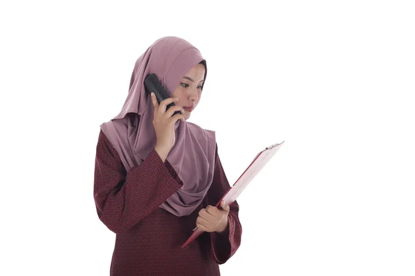Atractiv tânăr muslimah femeie de afaceri vorbind la telefon . — Fotografie, imagine de stoc