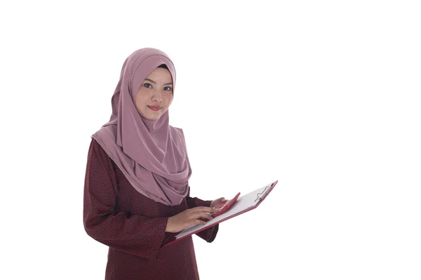 Attractive young muslimah businesswoman calculating her expandit — Stock Photo, Image