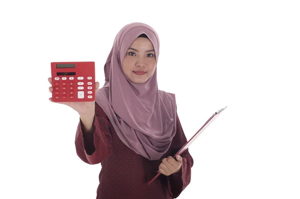 Attractive young muslimah businesswoman holding a red calculator — Stock Photo, Image