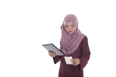 Genç muslimah kadın okuma alış irsaliyesi.