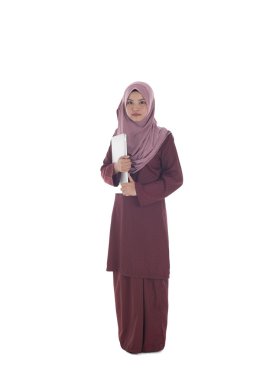 Genç çekici muslimah işkadını bir laptop tutar.