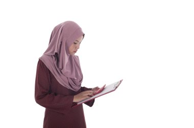 Çekici genç muslimah işkadını onun expandit hesaplama