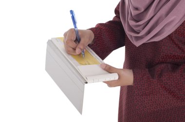 Çekici Müslüman işkadını beyaz backgr ile çek imzalama