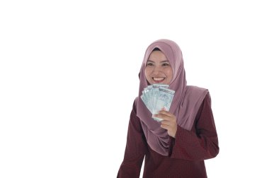 Para tutan gülümseyen, izole üzerinde iken gülümseyen bir Müslüman kadın 