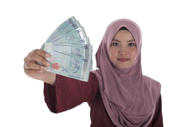 Malezya ringgiti, ISO bir sürü tutan gülümseyen bir Müslüman kadın