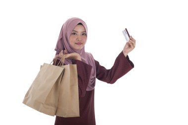 Holding kağıt torbalar alışveriş bir avuç mutlu bir Müslüman kadın ve 