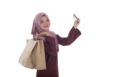 Holding kağıt torbalar alışveriş bir avuç mutlu bir Müslüman kadın ve 