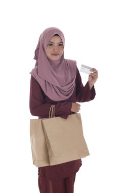 Holding kağıt torbalar alışveriş bir avuç mutlu bir Müslüman kadın ve 
