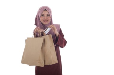 Holding kağıt torbalar alışveriş bir avuç mutlu bir Müslüman kadın ve 