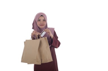 Holding kağıt torbalar alışveriş bir avuç mutlu bir Müslüman kadın ve 