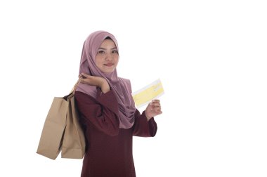Holding kağıt torbalar alışveriş bir avuç mutlu bir Müslüman kadın ve 