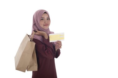 Holding kağıt torbalar alışveriş bir avuç mutlu bir Müslüman kadın ve 