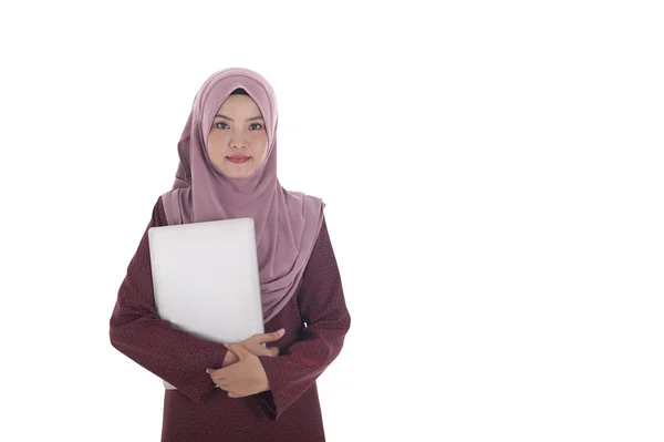 Молодая привлекательная мусульманка-бизнесмен держит в руках ноутбук . — стоковое фото
