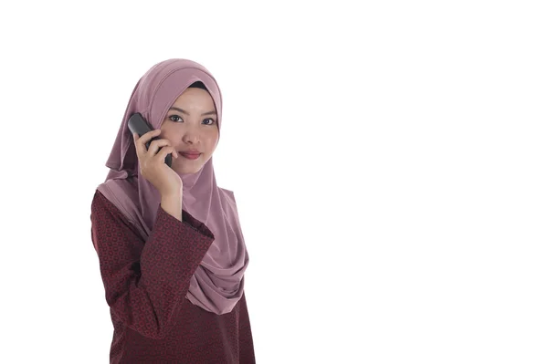 Attraktiv ung muslimah affärskvinna prata i telefon. — Stockfoto