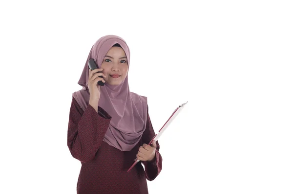 Attractive young muslimah businesswoman talking on the phone. — Stock Photo, Image