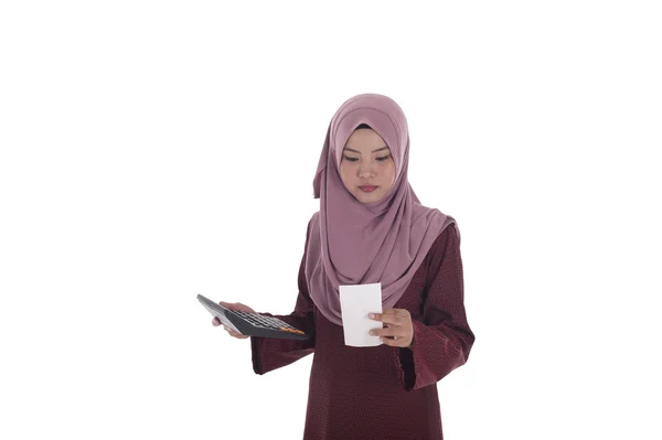 Attraktive junge muslimische Geschäftsfrau bei der Berechnung ihrer Expansion — Stockfoto