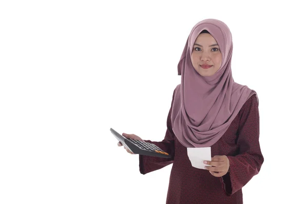 Atraente jovem muslimah empresária calculando seu expandido — Fotografia de Stock