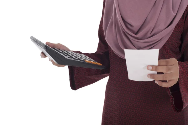 電卓を持って魅力的な若いイスラム教徒の実業家と — ストック写真