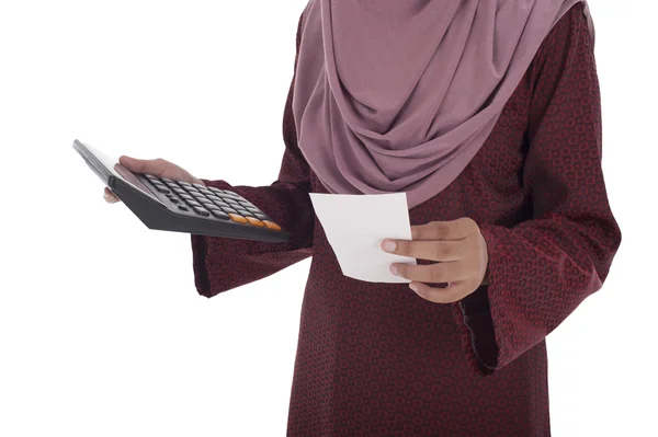 Attractive young muslimah businesswoman holding a calculator and — Stock Photo, Image