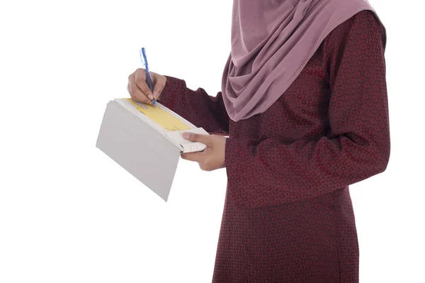 白い表現の小切手に署名魅力的なイスラム教徒の実業家 — ストック写真