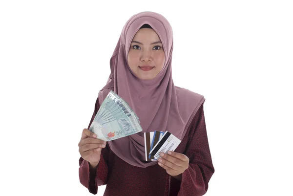Atrakcyjna kobieta muzułmańska kobieta pokazano pieniądze i karty kredytowej, iso — Zdjęcie stockowe