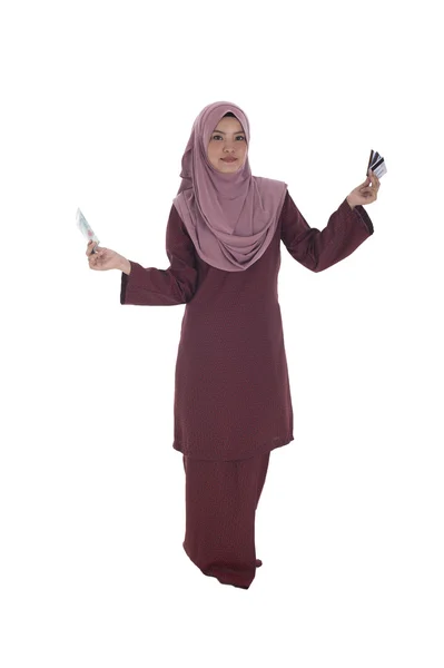 Eine lächelnde muslimische Frau mit einem Bündel malaiischer Ringgit und — Stockfoto