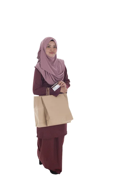 Una donna musulmana felice che tiene un mucchio di sacchetti di carta della spesa e — Foto Stock