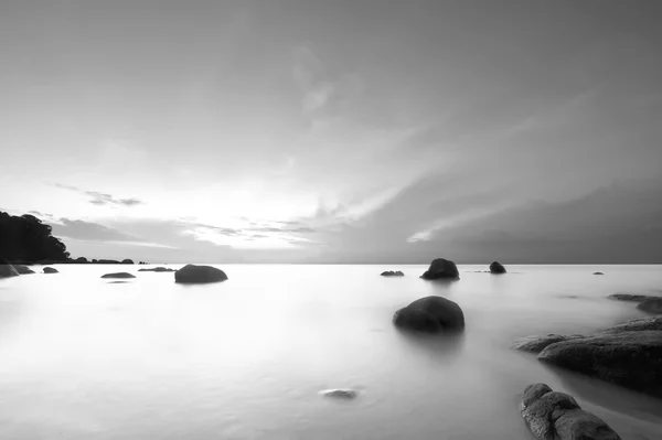 Zonsopgang op rotsachtige tropisch strand. — Stockfoto