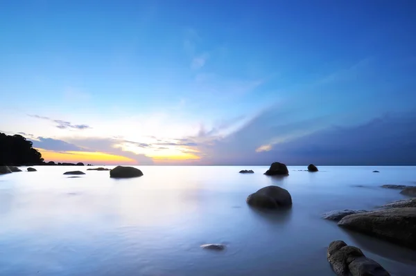 Lever de soleil à la plage tropicale rocheuse . — Photo