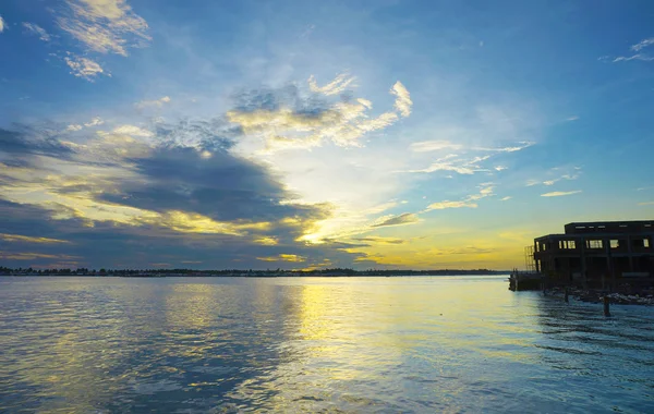 Uitzicht op de zonsopgang in tropisch land. — Stockfoto