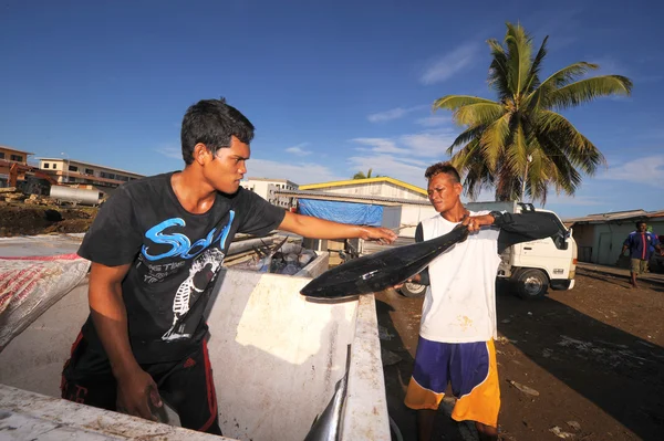 SEMPORNA, MALÁSIA- MARÇO 6, 2015: Homens bajau não identificados loadi — Fotografia de Stock