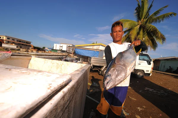 SEMPORNA, MALAYSIA- 6 DE MARZO DE 2015: Unidentified bajau man loadi —  Fotos de Stock