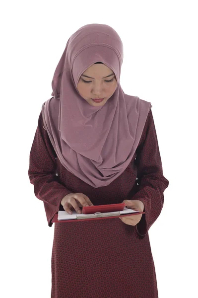 Atraente jovem muslimah empresária calculando seu expandido Fotografia De Stock